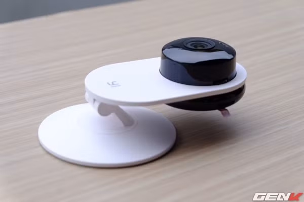 Bên hông là khe cắm thẻ nhớ microSD. Xiaomi Yi IP hỗ trợ thẻ nhớ lên tới 32GB và mọi hình ảnh, video sẽ được ghi lại trực tiếp trên thẻ nhớ này. Bên cạnh đó bạn cũng có thể lưu lại video trên cloud-computing (điện toán đám mây), hoặc lưu trên Mi Router (hoặc các router khác có tích hợp ổ cứng).