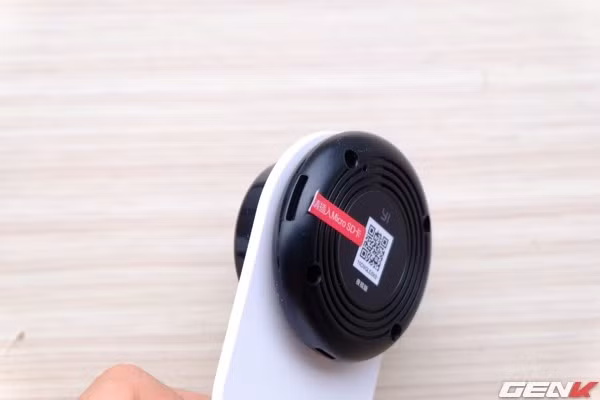 Khe cắm thẻ nhớ microSD.