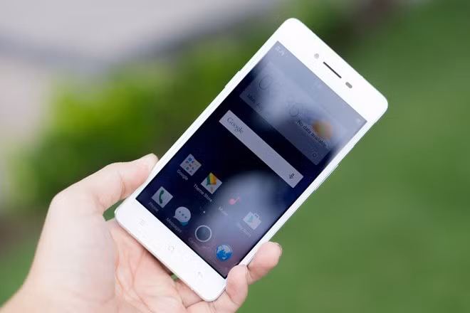 Máy có màn hình 2.5D viền cong độc đáo kích thước 5 inch, độ phân giải 720 x 1.280 pixel, công nghệ hiển thị AMOLED.
