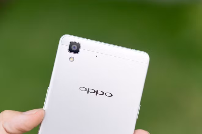 Camera kèm đèn flash ở góc trên bên trái. Tuy có camera chính 13 MP, nhưng cụm máy ảnh của R7 Lite không lồi. Đây là một nỗ lực trong thiết kế của OPPO, nhằm mang lại thẩm mỹ cao cho sản phẩm.