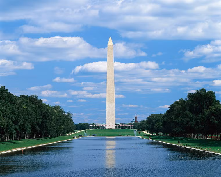 Được xây dựng từ năm 1848 - 1884, Đài tưởng niệm Washington ở thủ đô Washington D.C. của Mỹ là một công trình có quy mô khá hoành tráng. Điều đáng ngạc nhiên là tượng đài này được xây dựng hoàn toàn bằng kinh phí của tư nhân quyên góp, chính phủ Mỹ không cấp 1 xu. Do thiếu kinh phí, công trình mang tầm vóc quốc gia này phải mất 36 năm mới hoàn tất.