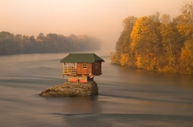 Ngôi nhà trên sông Drina, Bajina Basta, Serbia: Đó là ngôi nhà gỗ nhỏ trên một tảng đá nhô lên ở giữa dòng sông Drina, gần thị trấn Bajina Basta. Trải qua 45 năm, ngôi nhà độc nhất vô nhị này vẫn tồn tại và vẻ đẹp của nó đã thu hút sự chú ý cũng như khơi gợi trí tò mò của nhiều du khách.
