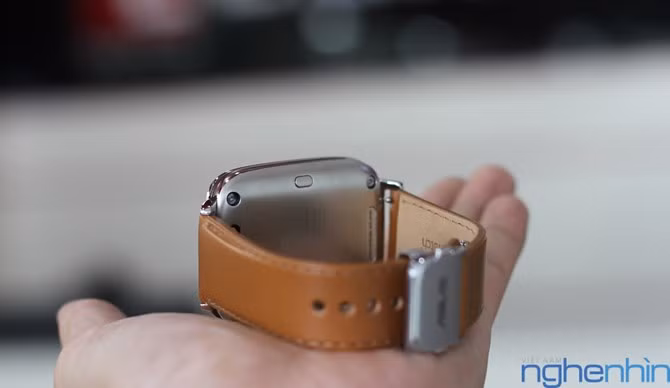 Các cạnh được xử lý rất tốt giúp Zenwatch trông khá tinh tế.
