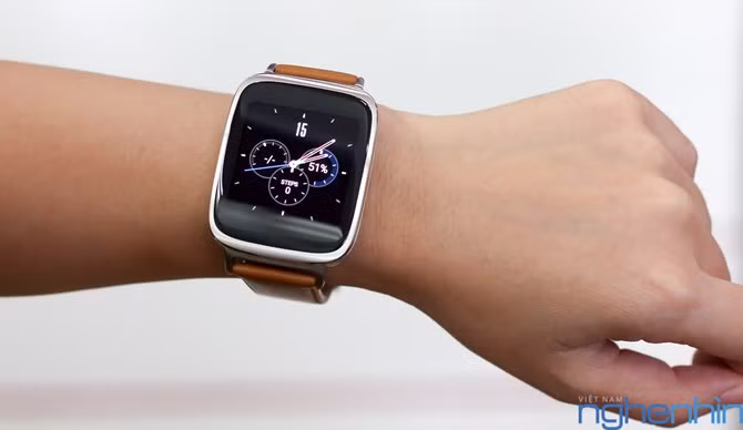 Màn hình ZenWatch có kích thước 1,63 inch, độ phân giải 320 x 320 pixel.