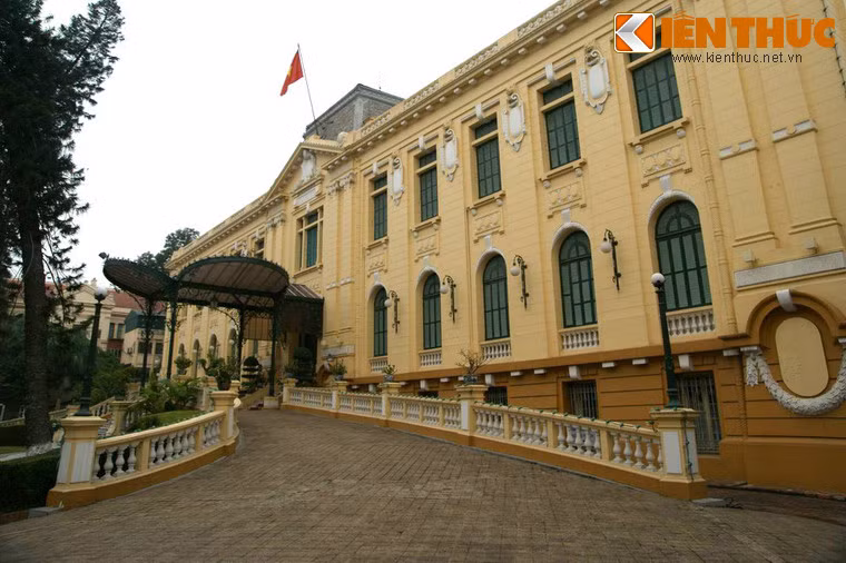 Tọa lạc tại số 12 phố Ngô Quyền, tòa nhà Bắc Bộ phủ là một di tích lịch sử quan trọng của thủ đô Hà Nội, đặc biệt nơi đây gắn liền với sự kiện Ngày toàn quốc kháng chiến (19/12/1946).
