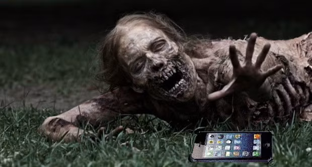 Bọn zombie smartphone không thể rời xa chiếc điện thoại thông minh, vì đó chính là nguồn năng lượng của chúng.