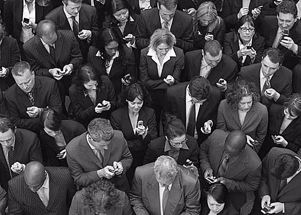 Điểm chung của những "zombie smartphone" này là họ chúi mặt vào chiếc điện thoại thông minh của mình mọi lúc mọi nơi, không chú ý gì đến mọi việc xảy ra xung quanh.