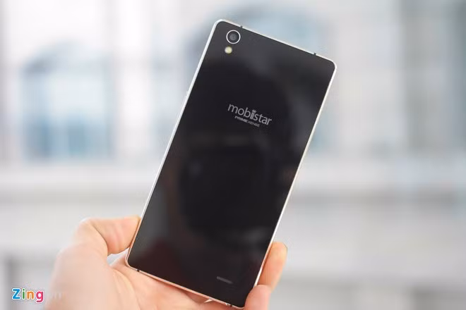 Mặt sau của máy cũng được phủ 1 lớp kính bảo vệ. Mobiistar Prime Xenses được trang bị camera chính 8 megapixel kèm đèn flash, pin 1.950 mAh.