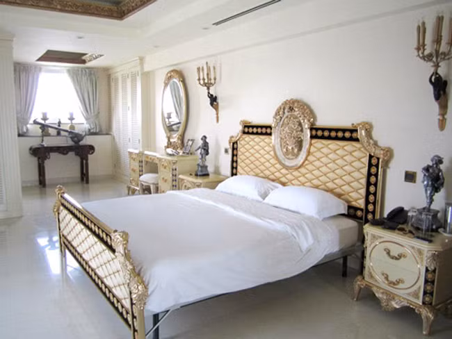 Phòng ngủ được bài trí trang nhã với những đồ nội thất đắt tiền từ giường đến bộ bàn trang điểm, đèn ngủ.