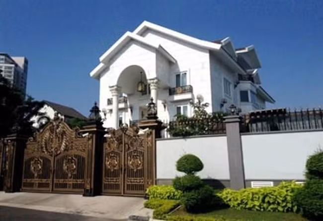 Căn biệt thự nhìn bên ngoài có vẻ tĩnh mịch nhưng nội thất bên trong khiến nhiều người phải "giật mình".