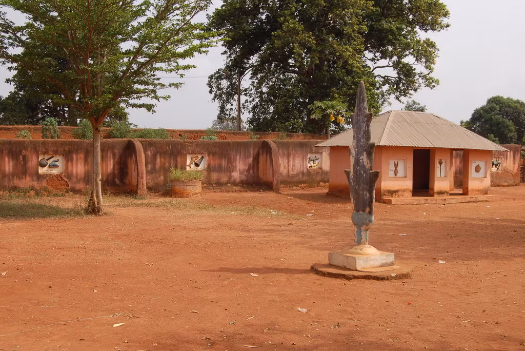 Với sự tài trợ của UNESCO, người dân địa phương đang nỗ lực tu sửa khẩn cấp các công trình đã bị hư hại nặng của khu di tích.