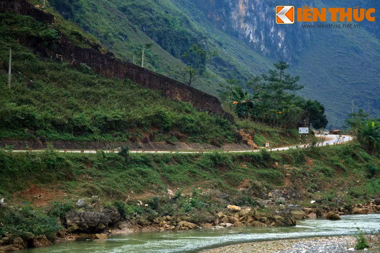 Tòa thành gồm hai bức tường thành nằm đối diện với nhau qua đôi bờ sông miện.
