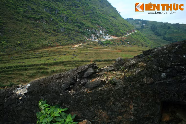 Trải qua 1 thế kỷ, tòa thành đã đổ nát khá nhiều những vẫn giữ được những cấu trúc chính.