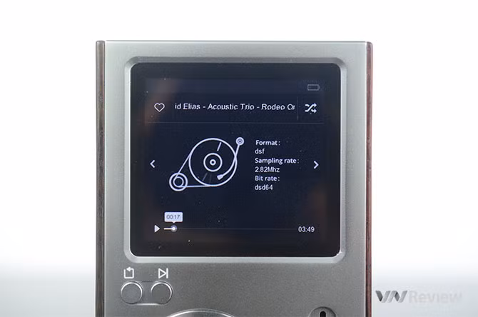 Nói chung, giao diện của C10 không so sánh được với các mẫu cùng tầm của các hãng khác như iBasso, Fiio,… Có lẽ C10 phù hợp với những ai hoài cổ một chút, luôn ưa thích những cái cũ. Ngoài ra thì C10 phản hồi hơi chậm, ấn nút trễ độ nửa giây máy mới phản ứng, một cảm giác vô cùng quen thuộc với ai đã từng sử dụng C4.