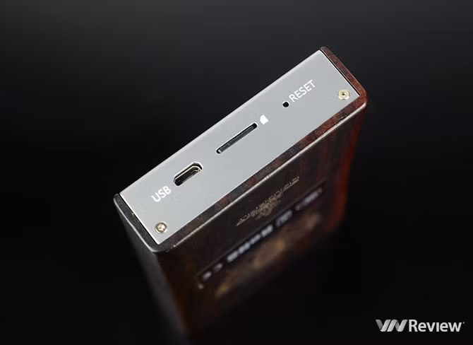 Ngoài ra về mặt tính năng, C10 cũng không có các chức năng như làm DAC cho PC, đọc nhạc qua kết nối OTG. Nhìn chung C10 chỉ đơn thuần như 1 chiếc máy nghe nhạc bình thường, không có tính năng gì nhiều.