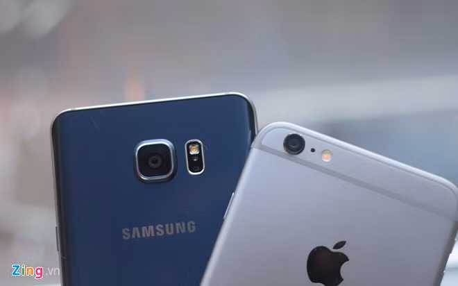 iPhone 6 Plus sử dụng phần lớn chất liệu vỏ ngoài là nhôm, kết hợp với các đường cao su để tăng khả năng bắt sóng ăng ten. Samsung kết hợp giữa kim loại nguyên khối và mặt kính 2 bên. Trong đó, mặt lưng kính của Galaxy Note 5 được uốn cong hai bên.