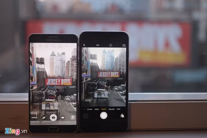 Máy ảnh của Galaxy Note 5 là 16 megapixel, còn iPhone 6 Plus là 8 megapixel. Các so sánh trực tiếp cho thấy, di động Samsung cho khả năng tương phản, cân chỉnh màu sắc các vùng tối tốt. Trong khi đó, điện thoại Apple giữ nguyên màu sắc thực tế.