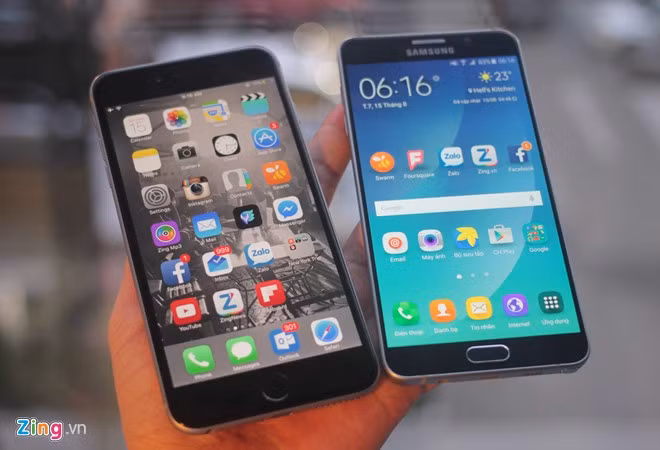 Apple chưa có sản phẩm mới trong năm 2015, iPhone 6 Plus là điện thoại cao cấp nhất của họ. Trong khi đó, Samsung Galaxy Note 5 vừa giới thiệu là smartphone "khủng" nhất từ Samsung. Đây là hai model đáng chú ý nhất trên phân khúc điện thoại màn hình lớn. Chúng khác với toàn bộ các smartphone đang có trên thị trường, bởi cả hai không chỉ tập trung cấu hình, mà còn đưa vào điện thoại những công nghệ tiên tiến nhất. Thiết kế của mỗi model đều mang những đặc trưng riêng của từng nhà sản xuất, nếu như iPhone 6 Plus trông khá đơn giản, thì Galaxy Note 5 lại sở hữu các đường nét sang trọng, thu hút người dùng.Bài viết: http://news.zing.vn/So-sanh-Galaxy-Note-5-va-iPhone-6-Plus-post570056.htmlNguồn Zing News