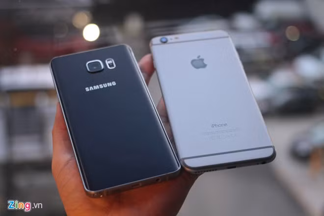 Điểm nổi bật trong thiết kế của Samsung Galaxy Note 5 là sự kết giữa kính cường lực và kim loại cao cấp. Mặt lưng uốn cong hai bên và viền màn hình mỏng giúp sản phẩm gọn gàng và sang trọng khi cầm trên tay. Trong khi đó, iPhone 6 Plus trông mỏng manh, mềm mại khi cầm trên tay. Đáng chú ý, Galaxy Note 5 nặng 171 gram, trong khi iPhone 6 Plus là 172 gram, tuy nhiên, cầm di động Samsung 5 cảm giác cầm chắc tay và đầm hơn.