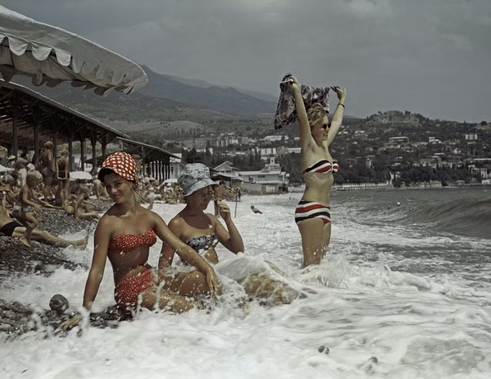 Các thiếu nữ Liên Xô thư giãn tại bãi biển của thị trấn Gurzuf ở Crimea.