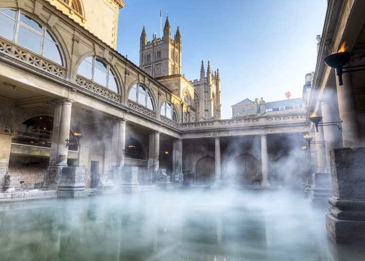 Di tích quan trọng nhất của Bath là hệ thống nhà tắm La Mã nguy nga đồ sộ với những hành lang lát đá dẫn đến phòng tắm rộng lớn cùng những vòi nước nóng phun lên sùng sục.