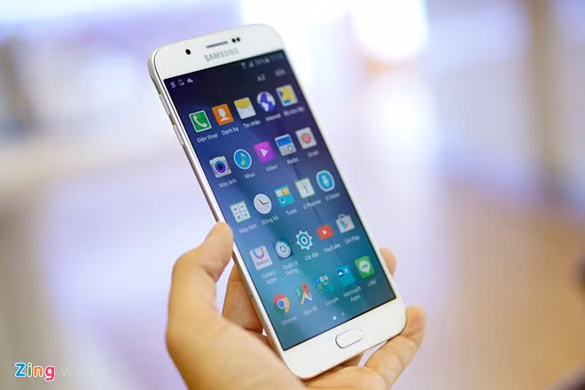 Samsung Galaxy A8 chạy chip 8 nhân Snapdragon 615, tốc độ 1,5 GHz, RAM 2 GB, dung lượng lưu trữ 16/32 GB, có khe cắm thẻ nhớ mở rộng.