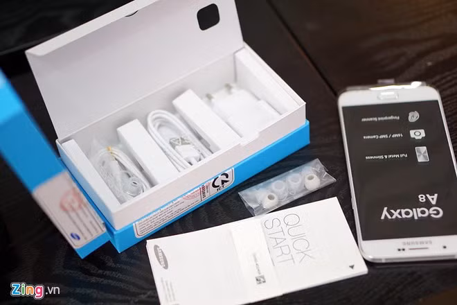 Phụ kiện đi kèm gồm tai nghe, cáp, sạc và sách hướng dẫn. Galaxy A8 dùng pin cố định nên phụ kiện không kèm pin rời.