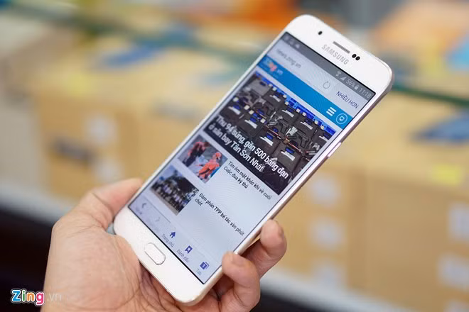 Tuy mỏng, nhưng Galaxy A8 vẫn được trang bị pin lên đến 3.050 mAh.