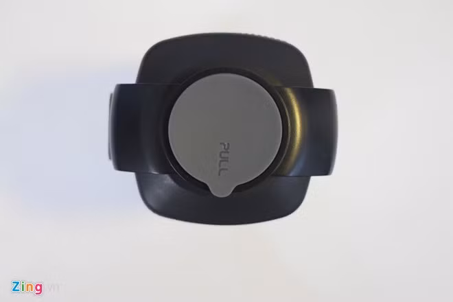 Shoqbox Mini đạt tiêu chuẩn chống nước IPX6. Loa được thiết kế để có thể nổi trên mặt nước và chơi nhạc thông qua Bluetooth. Nắp cao su đảm bảo nước không bị tràn vào các cổng kết nối.