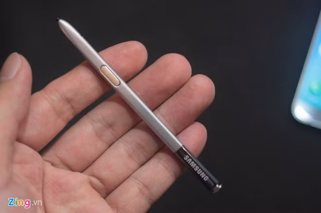 Cây bút S Pen hiện đã làm bằng kim loại. Nó trông đầm tay, dễ cầm và tương tác màn hình tốt.