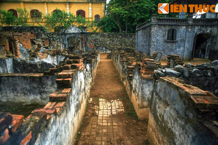 Nhưng cũng chính tại nhà tù Sơn La, khí tiết của những người chiến sĩ yêu nước đã toả sáng, biến nhà tù khét tiếng này trở thành một trường học cách mạng vĩ đại.