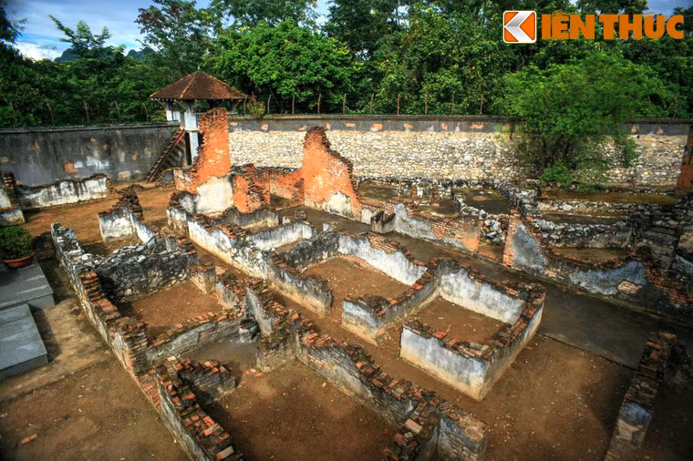 Do phong trào đấu tranh giành độc lập dân tộc của các tầng lớp nhân dân Việt Nam ngày càng dâng cao, thực dân Pháp đã mở rộng nhà tù Sơn La thêm 1.500m2 vào năm 1930 và 1.700m2 vào năm 1940 và đổi tên nhà tù thành "Penitencier de Son La". Ảnh: Tàn tích các trại giam đã bị phá hủy do chiến tranh.