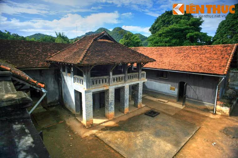 Nhà tù này do Thực dân Pháp xây dựng năm 1908 với diện tích ban đầu là 500 m2, ban đầu chỉ là nhà tù hàng tỉnh mang tên "Prison de Vạn Bú" với chức năng là giam giữ từ thường phạm. Ảnh: Khu trại giam chính trong nhà tù.