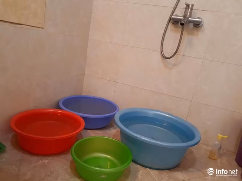 Cảnh tích nước tạm như thế này là cảnh thường thấy ở khu chung cư cao cấp TSQ Euroland trong những ngày mất nước. Ảnh: Minh Thư