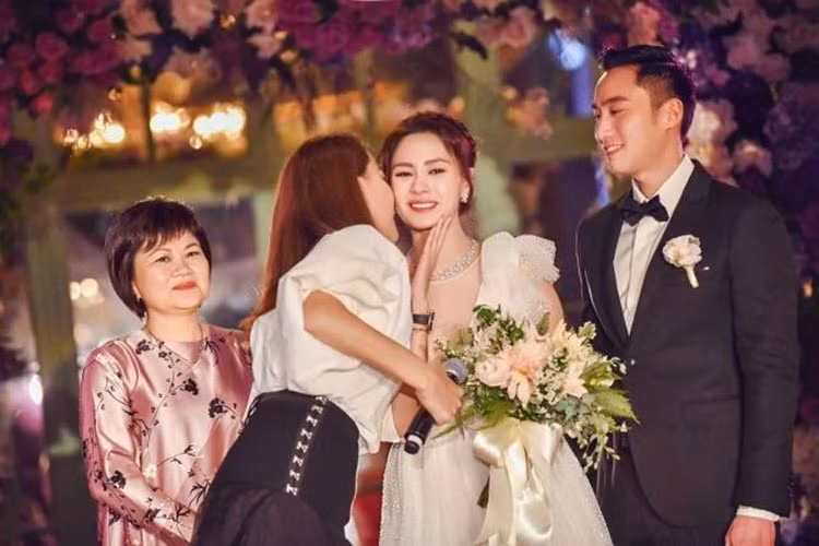 Quản lý của Chung Hân Đồng cũng an ủi nữ ca sĩ.