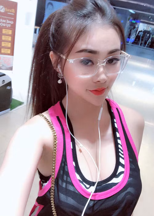 Huyền Phương có phong cách thời trang trẻ trung, sành điệu.