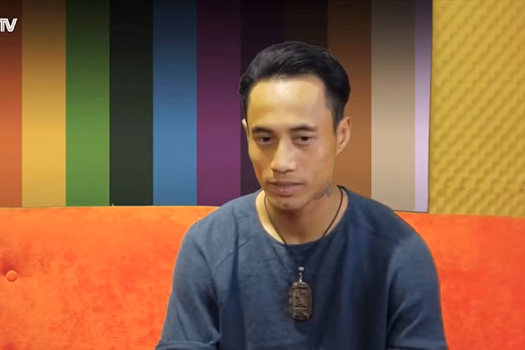 Phạm Anh Khoa đang bị dư luận lẫn sao Việt chỉ trích trước phát ngôn “vỗ mông nhau cũng là cách chào hỏi ở showbiz” giữa ồn ào gạ tình.