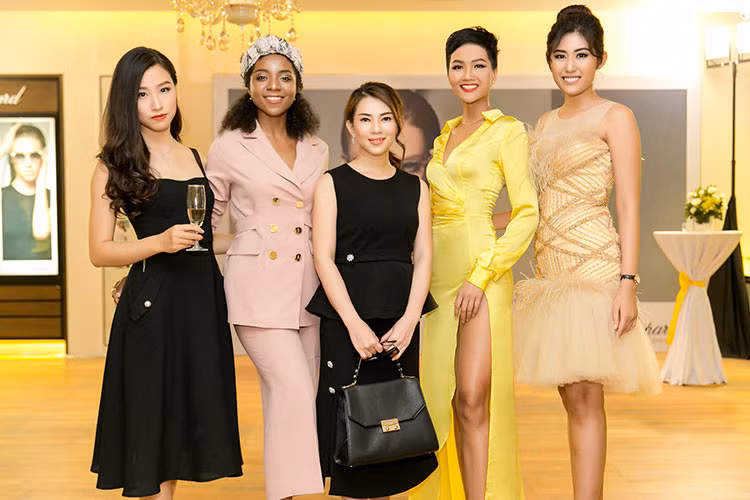 Tại sự kiện, H’Hen Niê hội ngộ người đẹp Hoa hậu Hoàn vũ Việt Nam: Trúc Linh, Huỳnh Tiên, Mỹ Duyên, Phương Hoa.