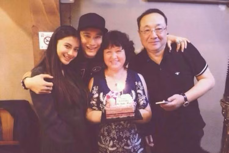 Gần đây, Huỳnh Hiểu Minh cũng bất ngờ tiết lộ Angelababy chịu kết hôn xuất phát từ bố của anh. Nam diễn viên cho hay, bà xã cảm thấy bố của anh là một người chồng tốt nên nghĩ rằng Huỳnh Hiểu Minh cũng sẽ đối tử tốt với vợ. Ảnh: Weibo