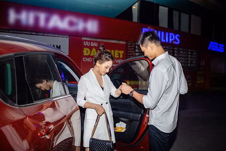 Tối qua (ngày 9/5), ông xã của Bảo Thanh lái ô tô đưa vợ đi tham gia buổi ra mắt phim "11 niềm hy vọng".