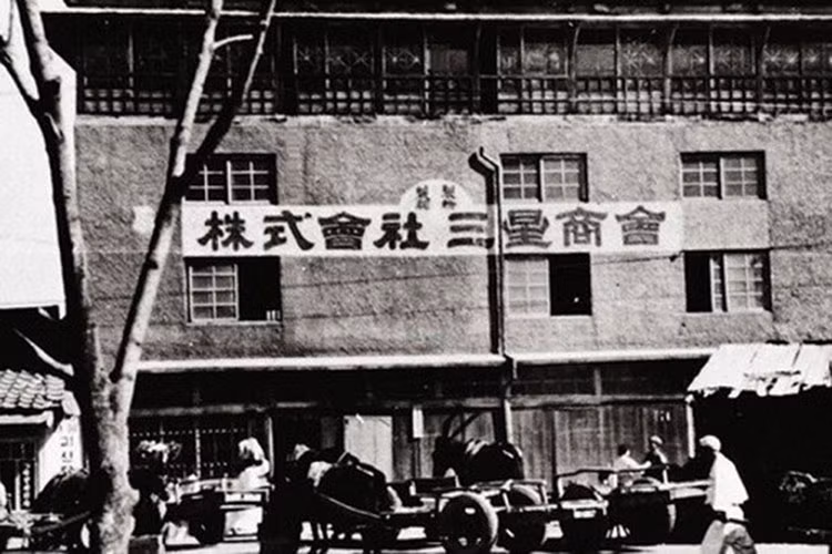 Năm 1938, Lee Byung-chull thành lập Samsung Sanghoe. Ban đầu, Samsung là một c ông ty kinh doanh nhỏ buôn bán cá khô, nông sản địa phương và... mì. Gần nửa thế kỷ, Samsung Electronics là công ty công nghệ thông tin lớn thứ 2 trên thế giới và đứng thứ 5 về giá trị thị trường.