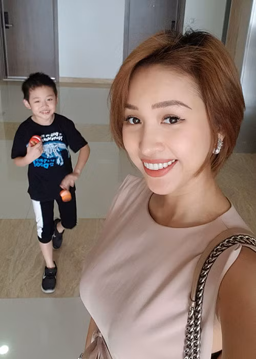 Cả Vân Hugo và con trai của cô đều gặp khủng khoảng tâm lý. Tuy nhiên, nữ MC kiên cường vượt qua và giúp con trai chữa trị bệnh sang chấn tâm lý.