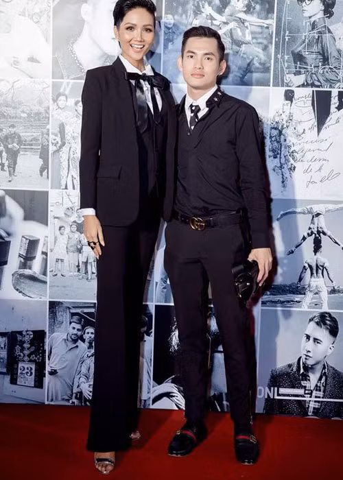 Trước khi qua đời, Tiến Đạt đảm nhận vai trò stylist riêng cho Hoa hậu H'Hen Niê.