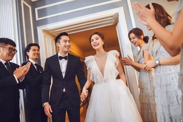 Nữ ca sĩ Chung Hân Đồng và bác sĩ Lại Hoằng Quốc vừa làm đám cưới tại Mỹ.