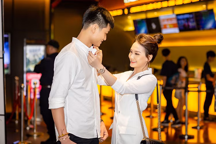 Tại sự kiện, Bảo Thanh còn ân cần chỉnh trang phục giúp ông xã.