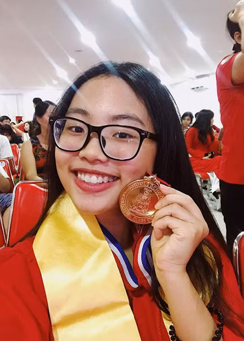 Phương Mỹ Chi bày tỏ cảm thấy hạnh phúc đồng thời chia sẻ: "Con xin cảm ơn vì tất cả. Mới đó thành nữ sinh cấp 3 rồi".