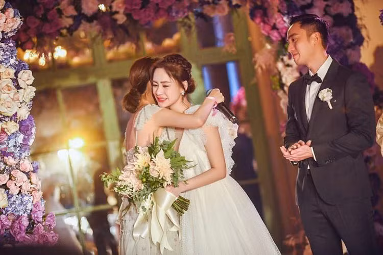 Bật khóc khi nói rằng đã trải qua chặng đường dài để tìm được bến đỗ bình yên, Chung Hân Đồng được Thái Trác Nghiên ôm động viên.