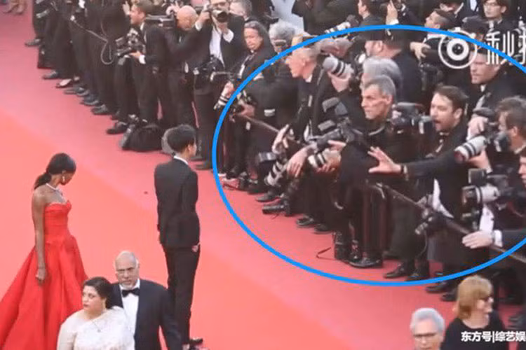 Tại thảm đỏ Cannes 2018, Hoàng Tử Thao (TAO) gặp sự cố ngượng chín mặt khi bị phóng viên xua đuổi. Ảnh: Zing
