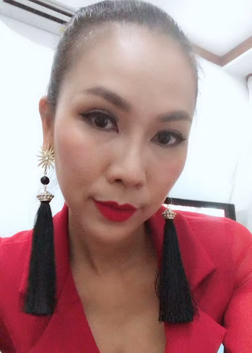 Khánh Ngọc chia sẻ: “Làm nghề 13 năm giờ mới biết vỗ mông là chào hỏi. Thôi hãy im đi đừng nhiều lời ngụy biện nha. Quả báo là có thật quay đầu là bờ đừng cố quá”.