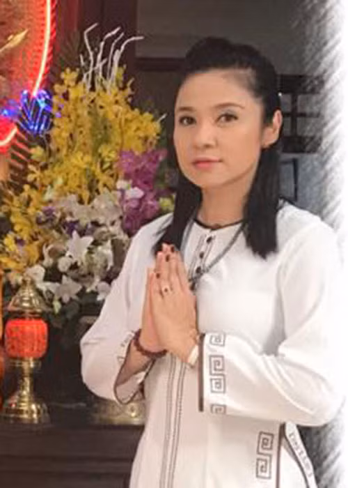 Việt Trinh cho hay cô từng nói sau 45 tuổi không đủ duyên lập gia đình sẽ ở giá. “Hôm nay tôi tuyên bố sẽ ở giá đến suốt đời. Tôi sẽ rong ruổi theo các chị em đi làm ăn vừa đủ sống. Đi chùa và làm công tác xã hội. Vậy là hạnh phúc. Thấy đủ là đủ”, nữ diễn viên khẳng định.